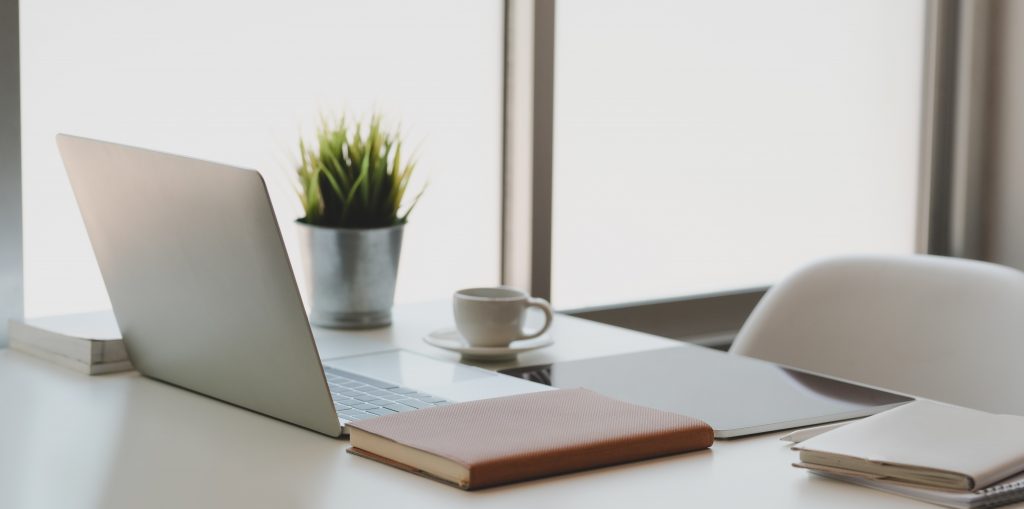 Lekcje online 1 silver macbook on white table 3740707